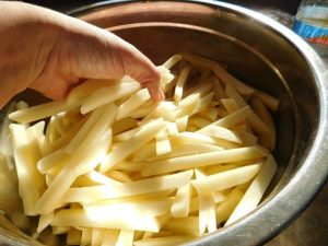 سیب زمینی منجمد با برش های منظم و مناسب سرخ کردن سریع