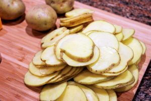 سیب زمینی ورقه ای در اندازه های یک دست و طلایی